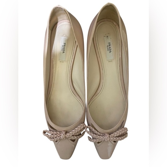 Prada Beige Patent Leather Bow Pointed Toe Kitten Block Heels Classic Quite Lux - Picture 3 of 16
